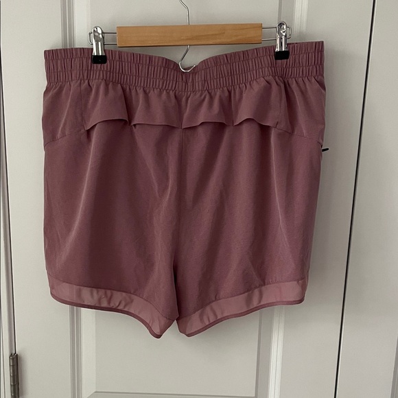 Athleta Mesh Racer Run Mid Rise 4 Short - Picture 5 of 5